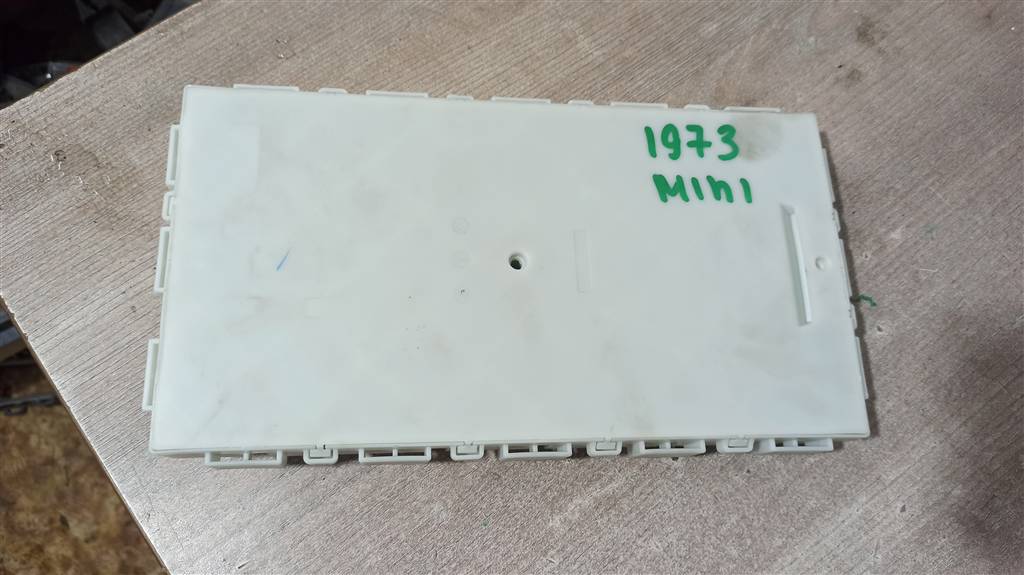 MINI Cooper F55 17- рест для блок комфорта