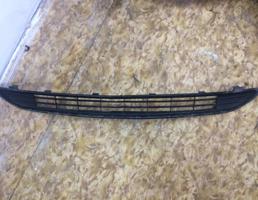 Решетка в бампер центральная для TOYOTA RAV4 13-18  запчасти бу