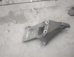 Кронштейн генератора для LAND ROVER DISCOVERY 3 04-09г  запчасти бу