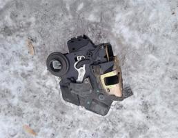 Замок двери задней левой для TOYOTA Auris 2006-2012  запчасти бу